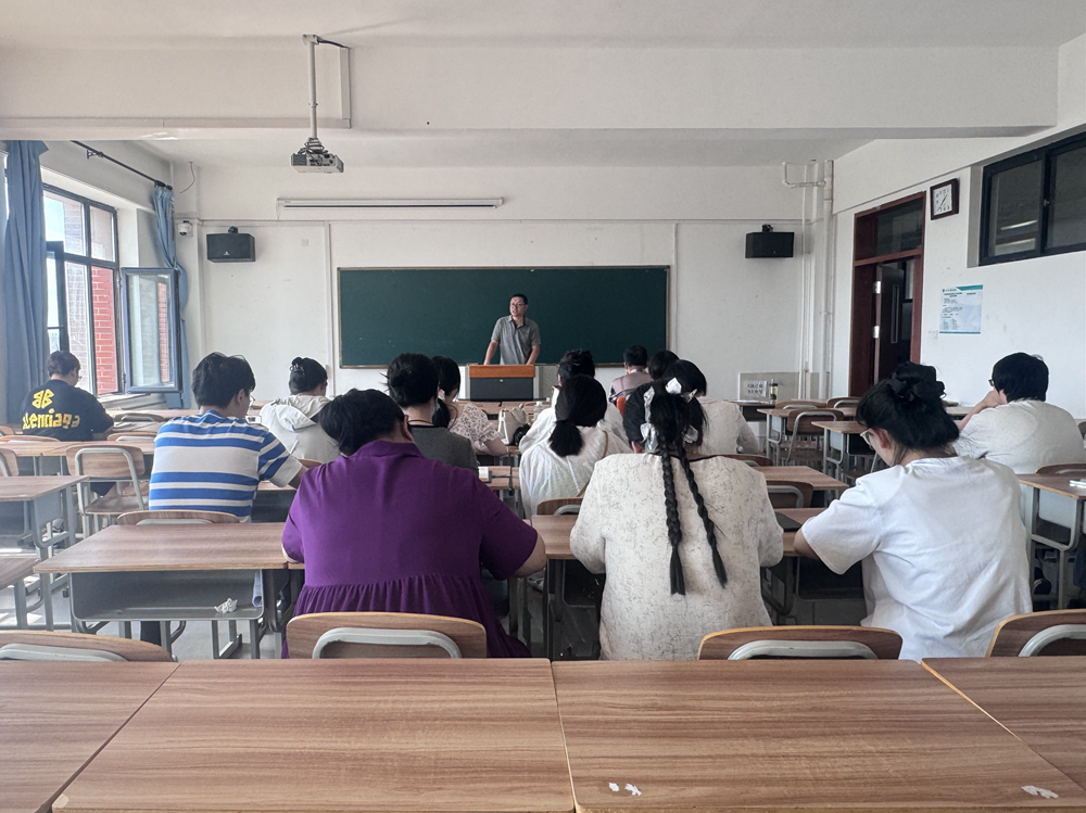 1724201887991280.png 文学院召开2024-2025-1学年第一学期期初工作会议-新闻照片.png