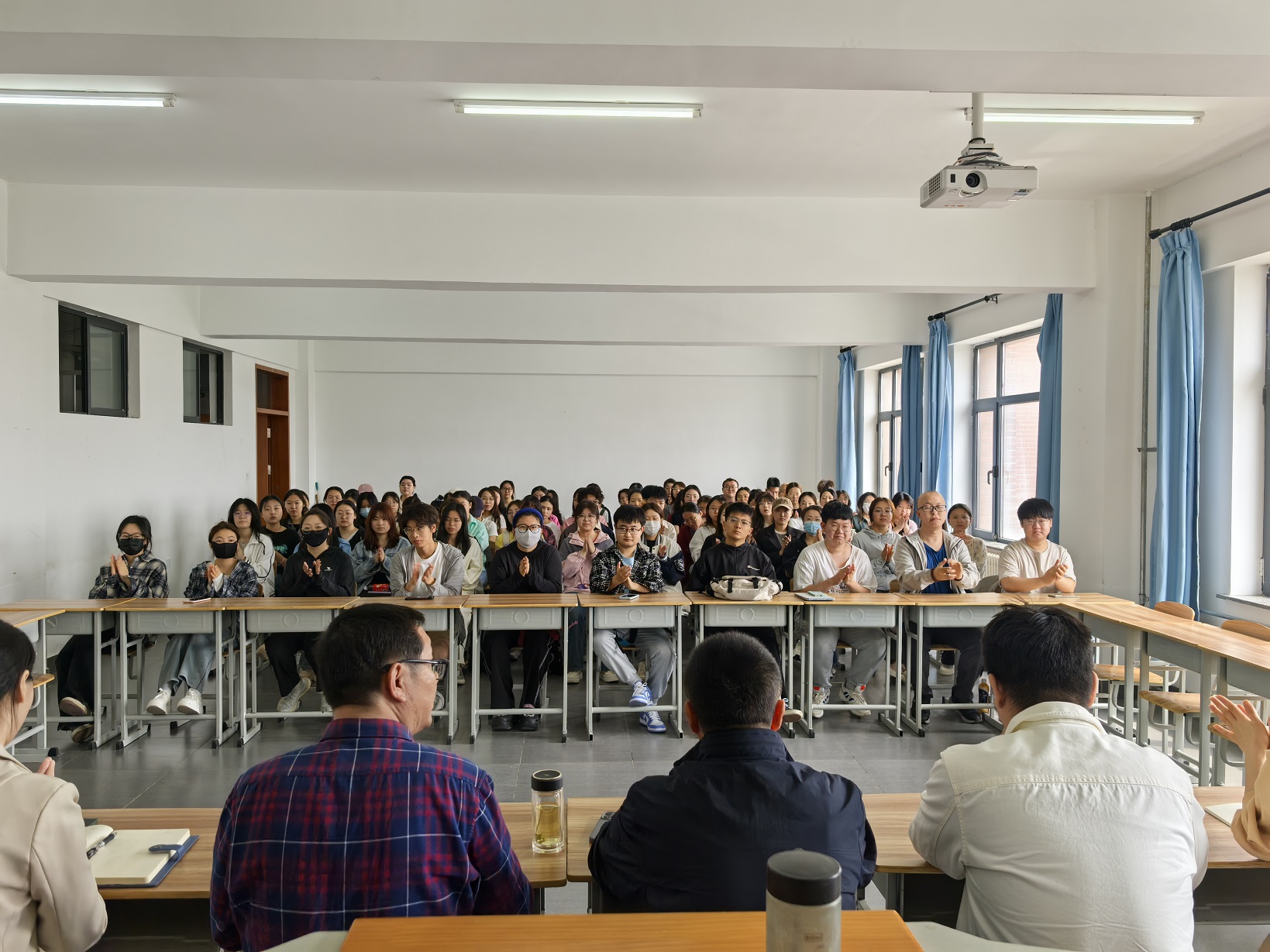 1716383344120187.jpg 期中教学检查座谈会照片20240522-2.jpg